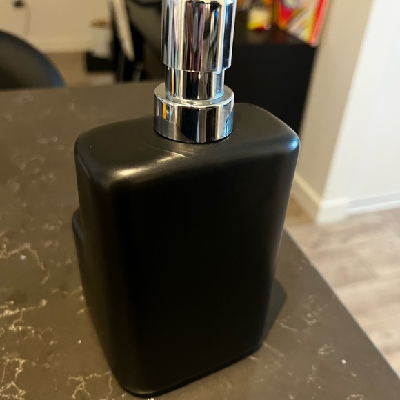 Kitchen soap dispenser with sponge holder - Picture 4 of 5